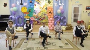 Танец со ШЛЯПАМИ на выпускном в детском саду.