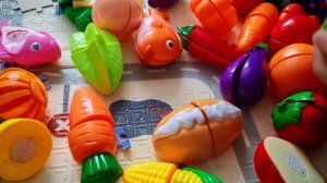 играем в овощи и фрукты на липучках для малышей