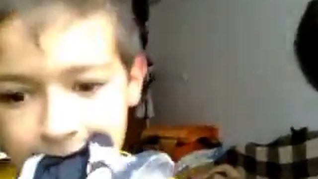 прикол : парень ест носки .