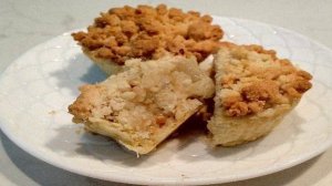 Грушевые крамбл-маффины