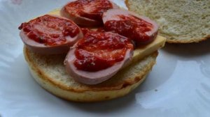 Домашний бургер с острым соусом, колбасой и сыром