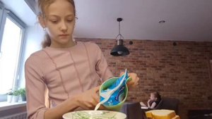 Готовим гренки для мамы