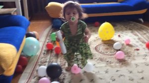 Воспитание билингва. Походка Чарли Чаплина. Малышка научилась ходить.