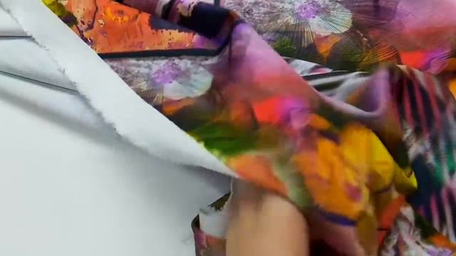 36-513 Ткань плательная, шикарное соединение диагоналей клетки с акварельными цветами смотреть онлайн