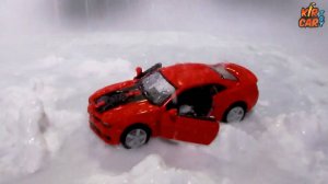 Машинки игрушки и вода. Мою, ищу и купаю машинки игрушки. Кир Кар Тойс