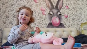 Врач лечит зайца