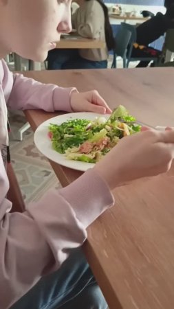 Пробуем рыбный салат в кафе. Это не Цезарь