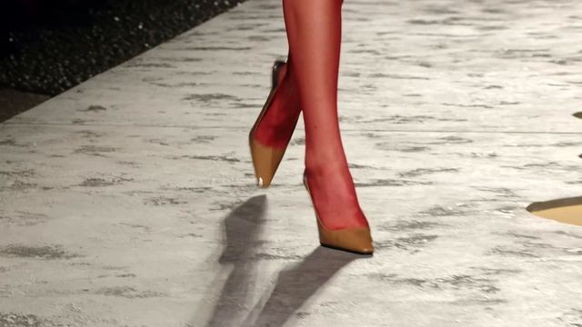 Показ коллекции Versace весна-лето 2025