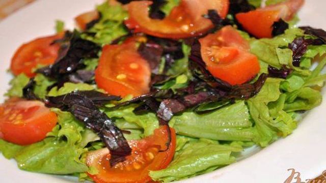 Салат с помидорами и моцарелой