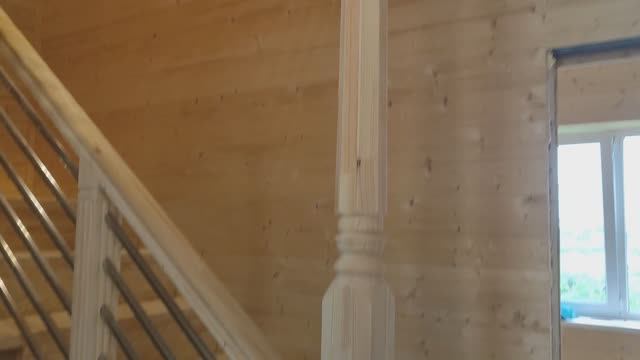 Деревянная лестница . Вагонка в доме из газобетона .