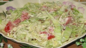 Салат с капустой и помидорами в сметане