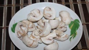 Салат из пекинской капусты с перепелиными яйцами, грибами и семгой