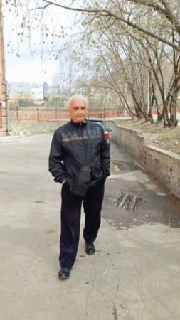 Стеснительный именинник :) Доча поздравляет папу с днем рождения