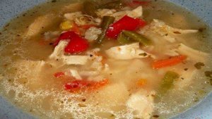 Рисовый суп с куриной грудкой и овощами