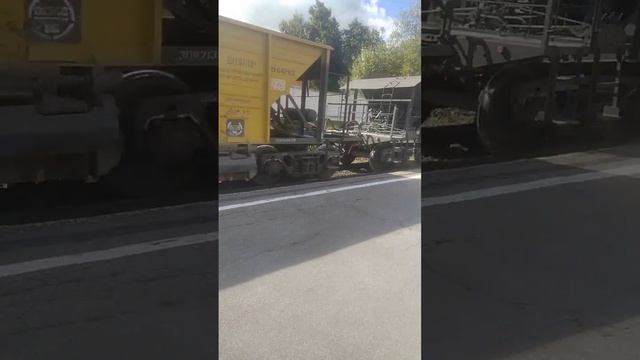 Тепловоз 2ТЭ10М 0914 с хозяйственным поездом