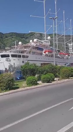 Черногория. Котор. 1 мая. Центр города. Причал. Вид из автобуса.