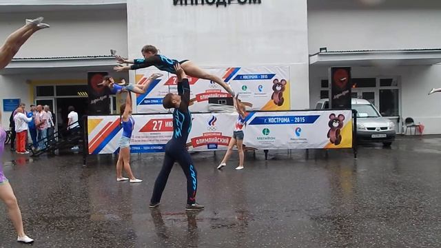 Выступление акробатов на XXVI Всероссийском олимпийском дне смотреть онлайн