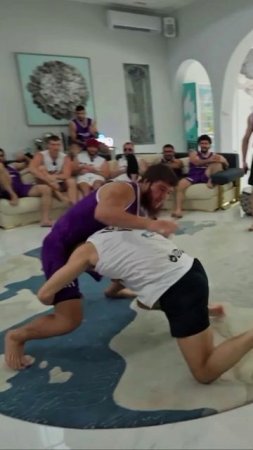 👊Конфликт между Тимурланом «Барс» Пирматовым и Кириллом «Тольятти» Черняевым переросший в драку.