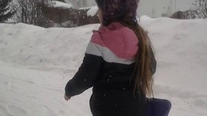 Прикол "Главная новость дня: Девочка идет по улице в БАХИЛАХ!" :D