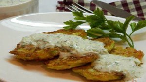 Кабачковые оладьи с сыром и огуречным соусом