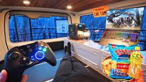 Охотник на монстров разбивает лагерь в условиях сильного дождя на озере, окруженном горной плотиной