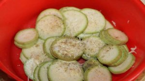 Жареные кабачки с помидорным соусом