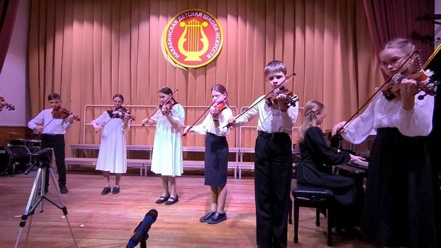 17. Э. Колмановский - «Алёша», К. Листов «В землянке». Исполняет ансамбль скрипачей.