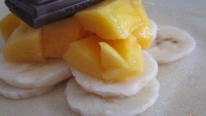 Мешочки с фруктами и шоколадом