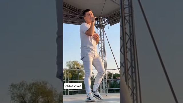 Невероятный голос как у Юры Шатунова такой же взгляд как и у Юры доброта в глазах его
