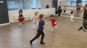 Разогрев : подскоки, бег