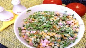 Кукурузный салат с ветчиной и листьями салата