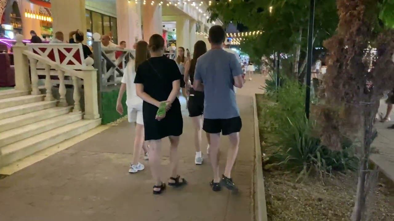 Паралия 09/07/24 22:37 народу много, но меньше, чем в выходные. #паралияВитязево #паралия #витязево смотреть онлайн