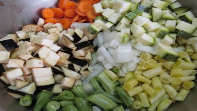 Рагу из овощей со стручковой фасолью и сметаной