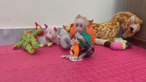 Обезьянка БУКАШКА одна дома Стащила втихую СОК Пьет трубочкой МИЛАШКА