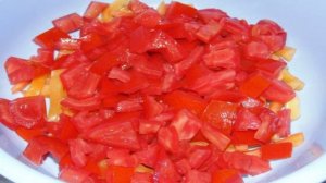 Салат из помидоров с черной фасолью и твердым сыром