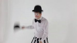 Выступление жонглера с мячиками