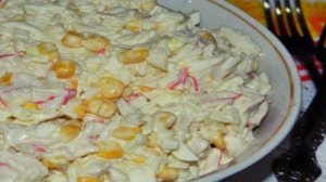 Салат с рисом, кукурузой и крабовым мясом