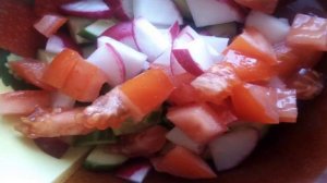 Салат из овощей и куриной пастромы