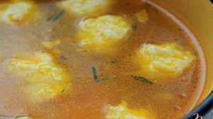 Легкий куриный суп с сырными клецками