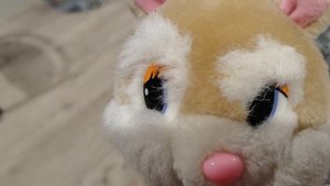 играем в мягкую игрушку белочку, плюшевая белка весело танцует