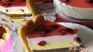 Торт Клубнично-шафрановые облака