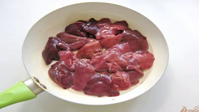 Куриная печень с овощами в сметане