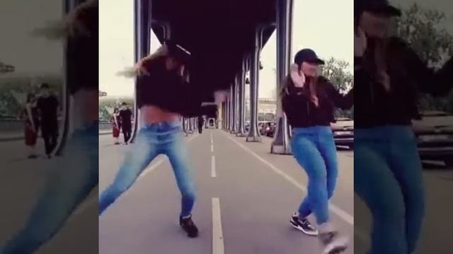 Танцы  Девочки Круто Танцуют в Париже