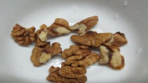 Салат из рукколы с мандарином под ореховым соусом