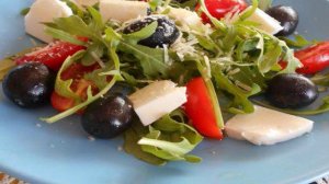 Салат с помидорами и моцареллой