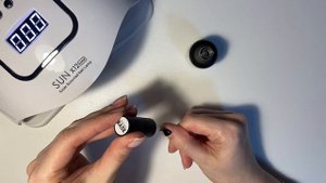 Обработка ногтевой пластины, наношу базу от Mooz. Любительские ногти