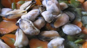 Мидии с овощами и горчицей в белом вине