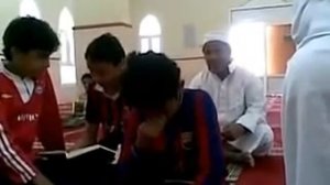 Мальчик плачет читая Коран