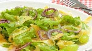 Салат с виноградом, сыром и листьями салата