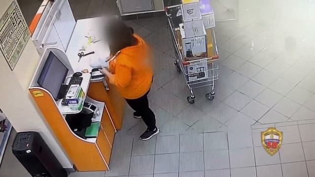 Оперативники района Соколиная гора задержали подозреваемую в краже из магазина электроники
